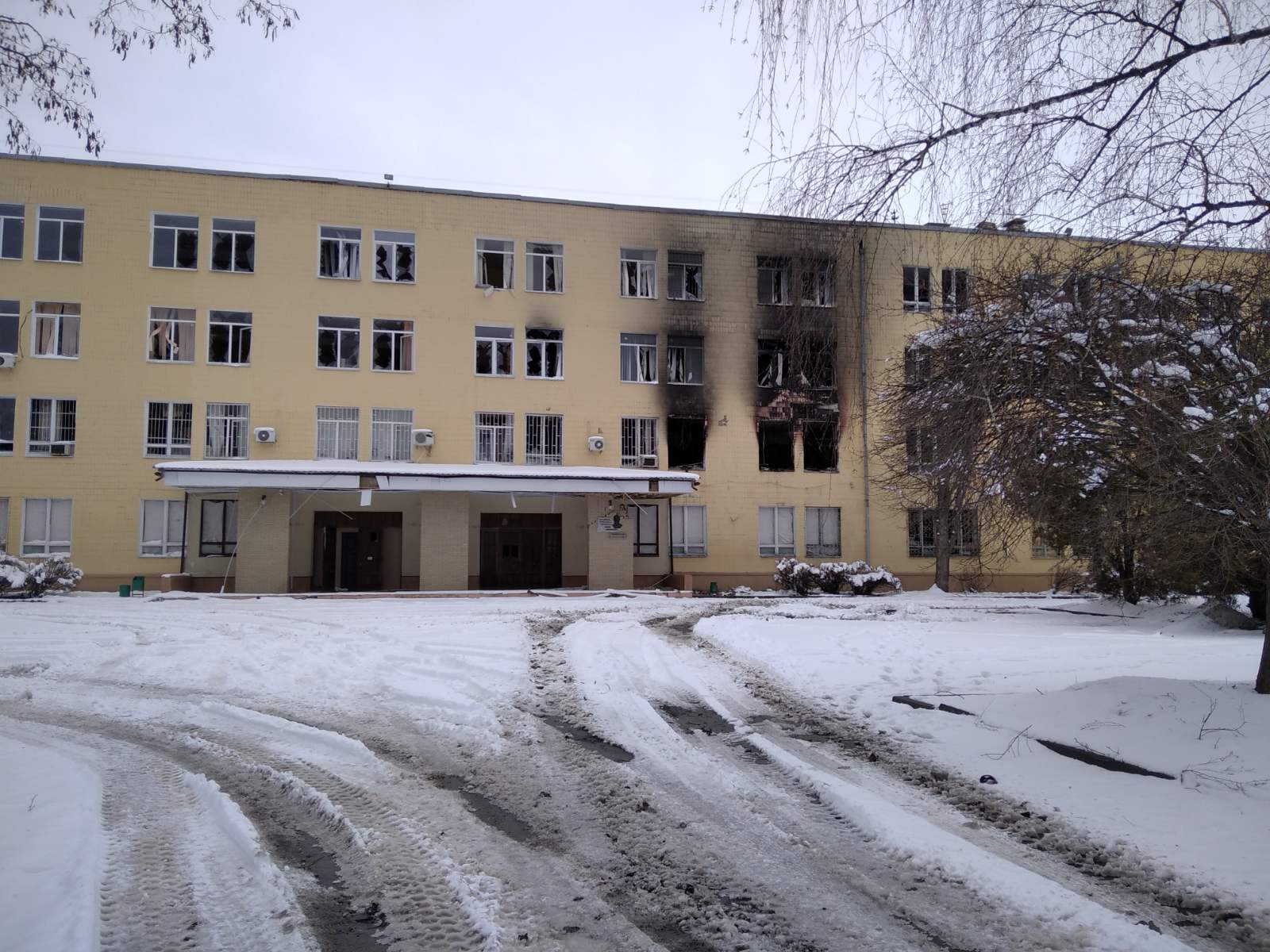 Барельєф Ігоря Толмачова на фасаді зруйнованого корпусу фізтеху. Барельєф Ігоря Толмачова на фасаді зруйнованого корпусу фізтеху.